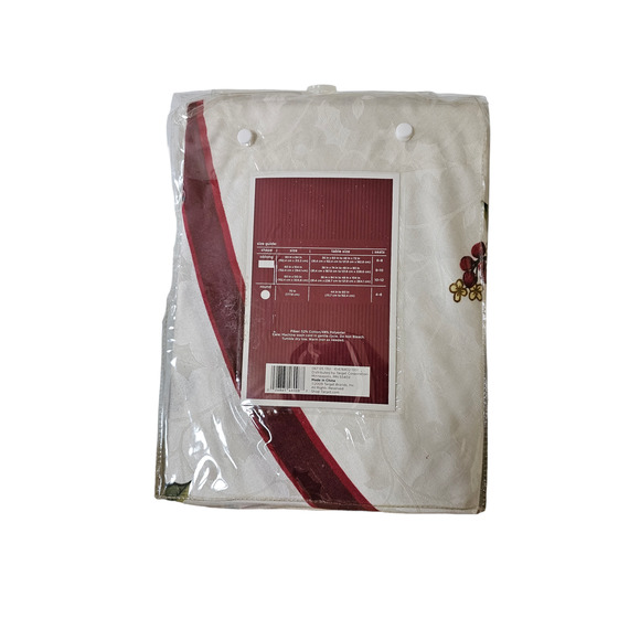 Classic Tidings 9 Piece Tablecloth and Napkins Set Berry Design 70" Round - Picture 6 of 7